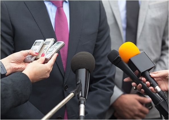 Diktiergerät bei einer Pressekonferenz