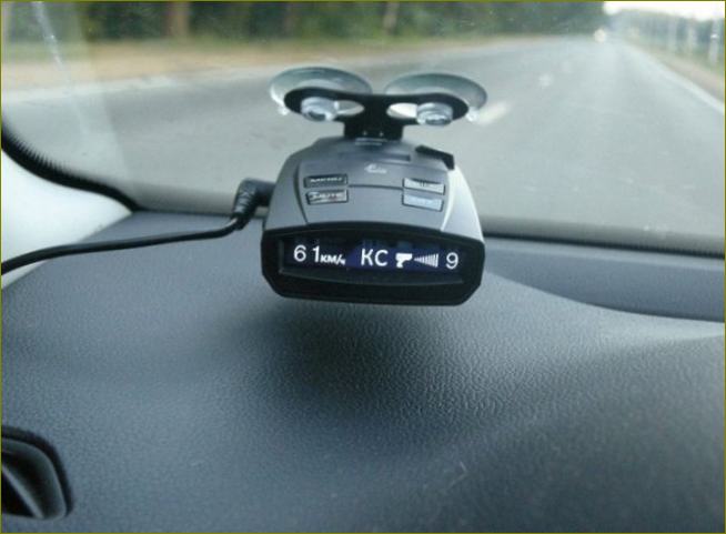 Wie man einen Radardetektor für sein Auto auswählt: Verstehen Sie die Feinheiten des Geräts