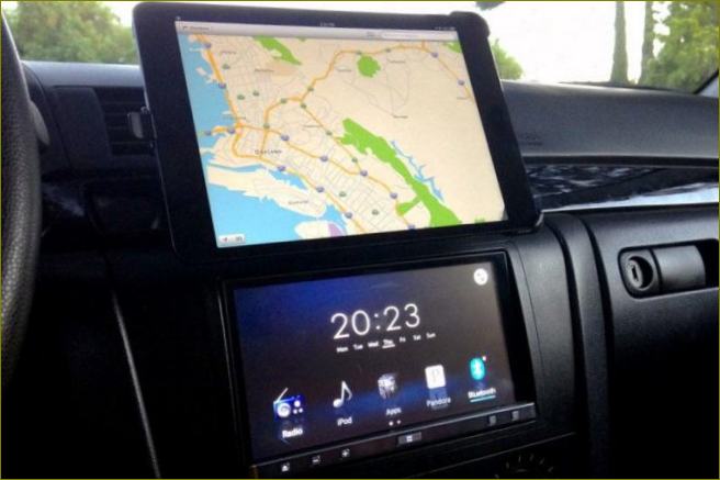 Ein Tablet mit einem Navigationsgerät für das Auto