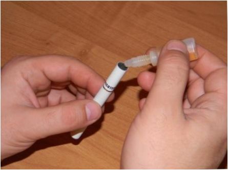 Wie man eine Zigarette mit Flüssigkeit füllt