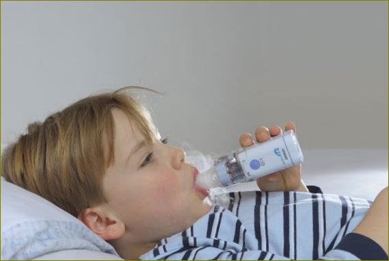 Das Kind atmet durch den Inhalator