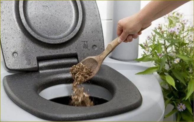 Geruchsneutrale Toilette mit Wasserspülung