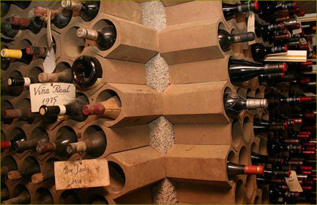 Rohrregal für die Weinlagerung