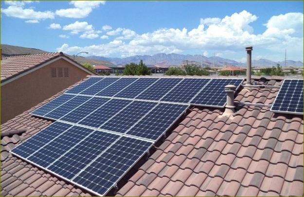 Sonnenkollektoren auf dem Dach des Hauses