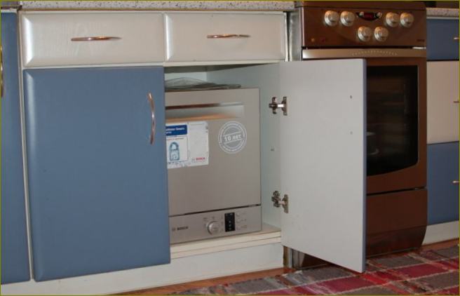 Einstellen eines kompakten Geschirrspülers in die unterste Schublade einer Küchenzeile