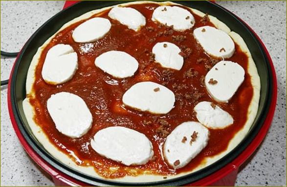 Pizza mit Mozzarella im Pizzabäcker
