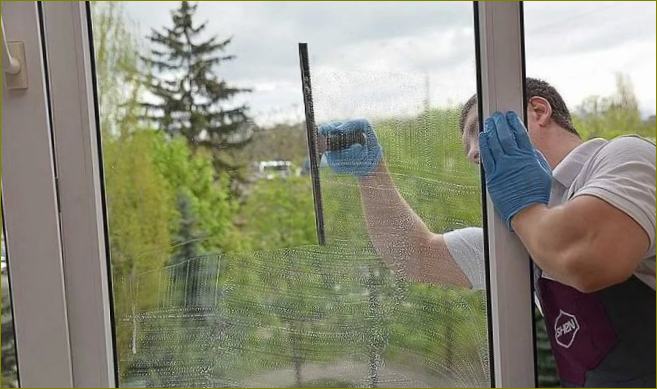 Fensterreinigung in einer Wohnung