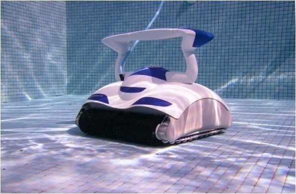 Staubsaugerroboter auf dem Grund des Pools