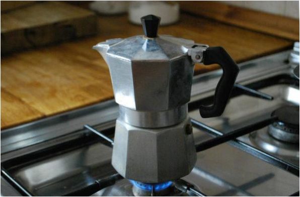 Eine Geysir-Kaffeemaschine für den Gasherd