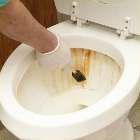 Kalkablagerungen in der Toilettenschüssel