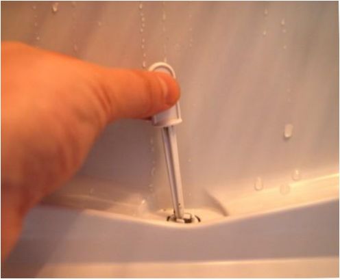 Reinigung der Abflussöffnung mit einer speziellen Bürste