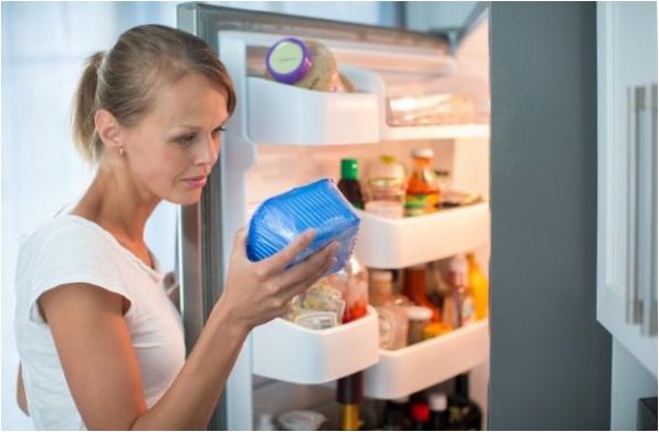 Wie wird man den Geruch im Kühlschrank los?