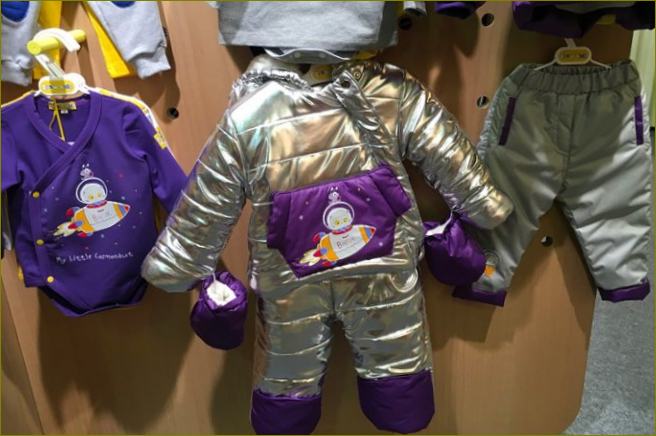 Kinder-Overall wie ein Astronaut