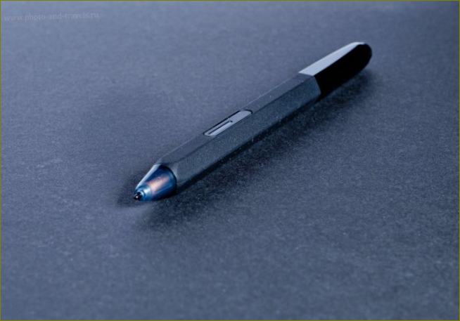 Foto 5. Der neueste XP-PEN P06-Stift, der mit dem Deco 02-Tablett geliefert wird, hat eine Taste (rechte Maustaste) und einen digitalen Radierer, der mit Photoshop kompatibel ist. 1/180, 10.0, 320, 55