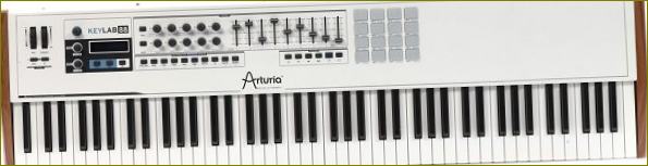 Ein Beispiel für einen vollwertigen Controller ist das AKAI MPK88 MIDI-Keyboard